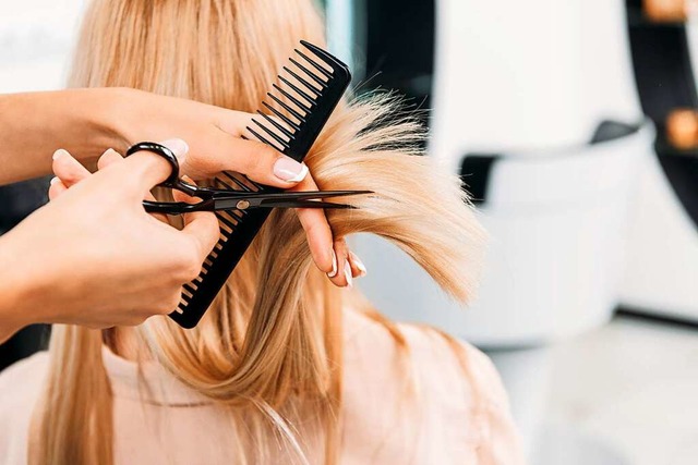 Friseurinnen und Friseure verdienen in...nd oft nicht mehr als den Mindestlohn.  | Foto: LIGHTFIELD STUDIOS / stock.adobe.com