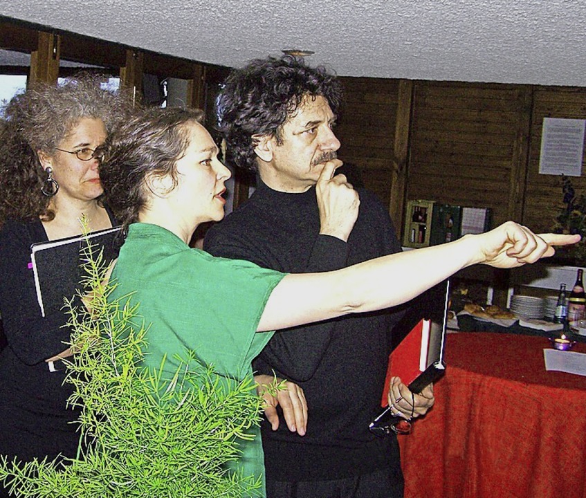 Burga Schall (Mitte) mit Pia Fuchs und...alpurgisnacht 2008 im Haus des Gastes.  | Foto: suedkurier