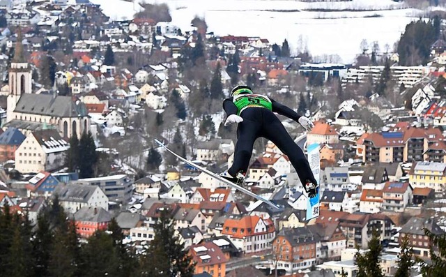 Der Skisprung-Weltcup hat Neustadt fest im Blick.  | Foto: THOMAS KIENZLE (AFP)