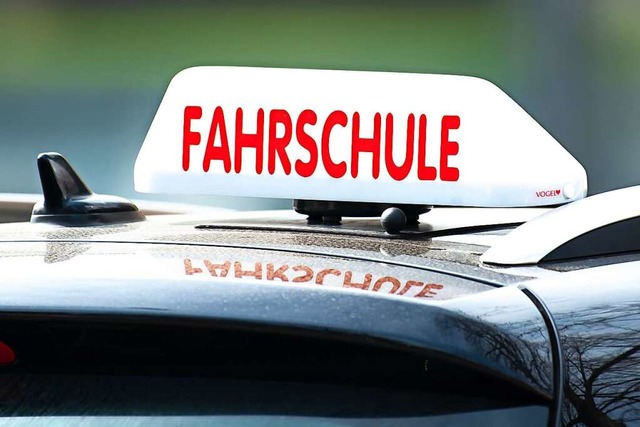 Den Fahrschulen im Hochschwarzwald  fe...Fahrlehrer fr einen greren Ansturm.  | Foto: Swen Pfrtner (dpa)