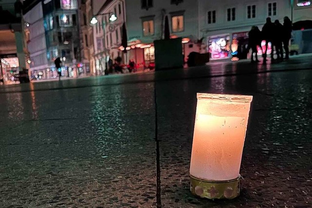 Bei den sogenannten  Spaziergngen bri...renden hufig Kerzen mit. (Symbolbild)  | Foto: Jonas Hirt