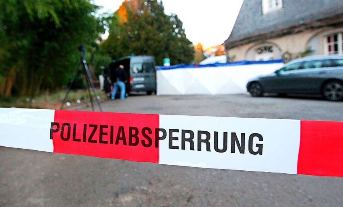 Rot-weie Absperrbnder grenzen den Ta... Universittsgelnde in Heidelberg ab.  | Foto: DANIEL ROLAND (AFP)
