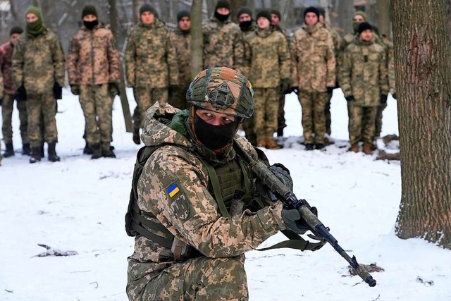 Mitglieder der ukrainischen Territoria...trainieren in einem Stadtpark in Kiew.  | Foto: Efrem Lukatsky (dpa)