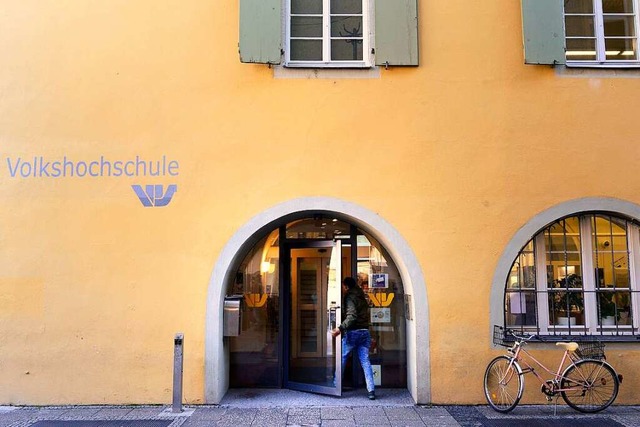 Eingang der Volkshochschule Freiburg am Rotteckring  | Foto: Ingo Schneider