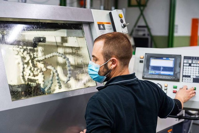 Ein Mitarbeiter von Ketterer bedient eine CNC-Maschine.  | Foto: Andreas Welke