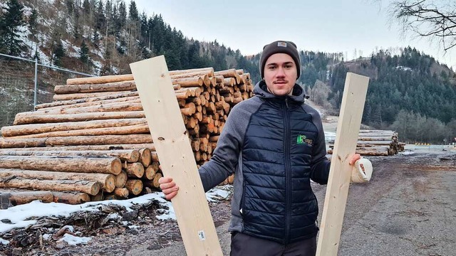 Benedikt Debes von der Forstbetriebsge...e vor kurzem ein Kubikmeter Kferholz.  | Foto: Gerald Nill