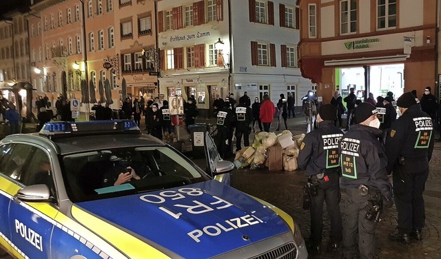 Rund 200 Menschen nahmen nach Polizeia...rae gegen die Corona-Manahmen teil.   | Foto: Gerard, Roland