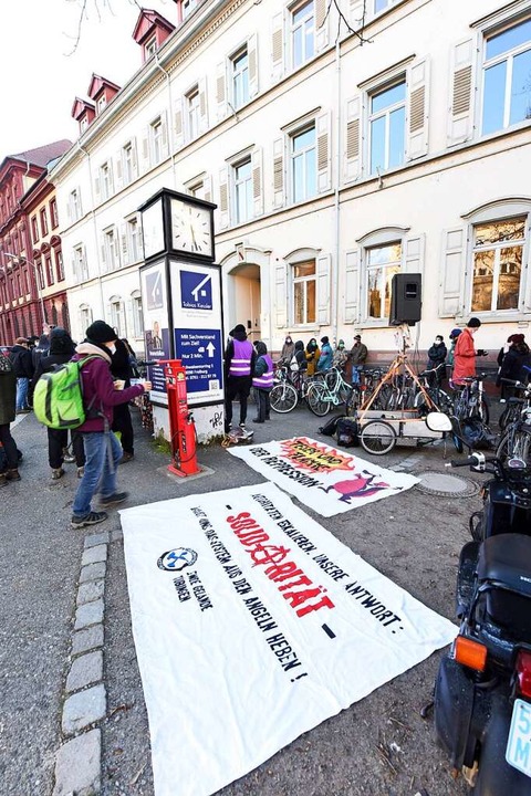 Vor dem Freiburger Amtsgericht haben a... zwei Klimaaktivistinnen demonstriert.  | Foto: Rita Eggstein