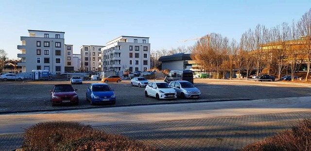 Heute noch Parkplatz, bald Bauland ode... Streit zwischen Stadt und Landkreis.   | Foto: Gerhard Walser