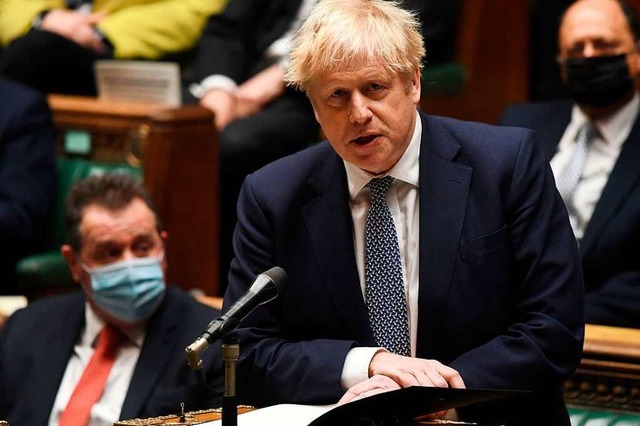 Premier Boris Johnson gert wegen den ...hen seiner eigenen Partei unter Druck.  | Foto: JESSICA TAYLOR (AFP)