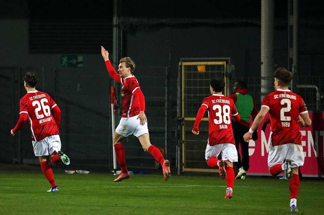 Vincent Vermeij (Zweiter von links) bejueblt das 3:2.  | Foto: Joachim Hahne