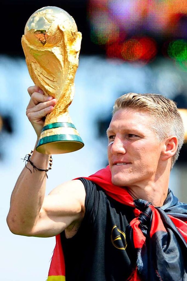 Der Hhepunkt seiner Karriere: Bastian Schweinsteiger 2014 mit dem WM-Pokal.  | Foto: ROBERT MICHAEL, ROBERT MLCHAEL