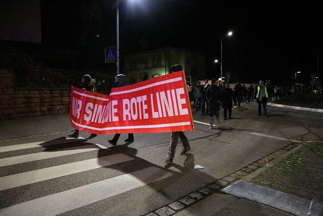 Die Spitze des rund 450 Teilnehmer zhlenden Protestzugs am Montagabend.  | Foto: Alexander Huber