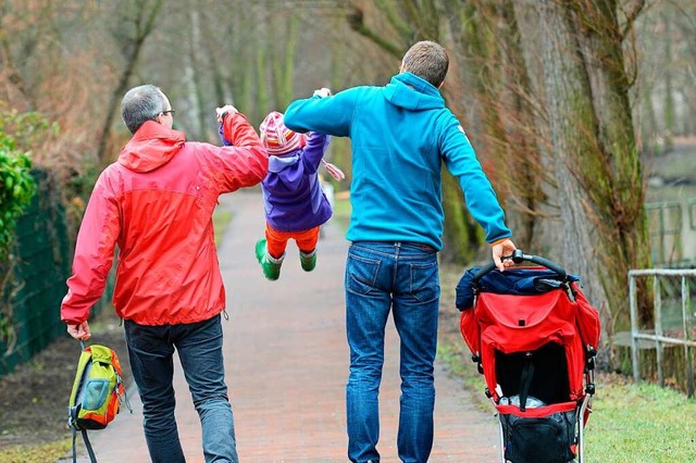 Eine glckliche Familie: Zwei Vter mit ihrem Kind.  | Foto: Jens Kalaene