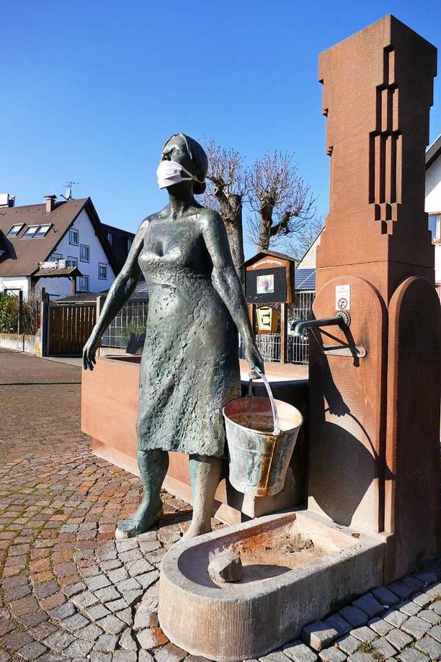 Die Brunnenfigur mit Maske in Hochstet...t zum kumenischen Sonntag inspiriert.  | Foto: Stefan Ammann