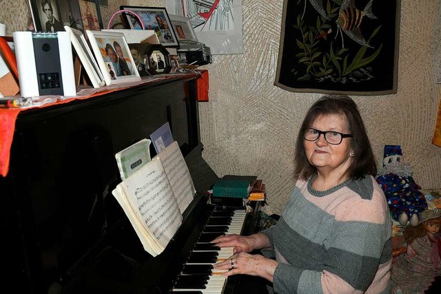 Doris Kurz spielt spontan ein Stndchen am Klavier.  | Foto: Bettina Schaller