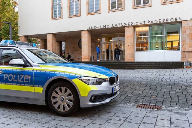 Ein Polizeiwagen steht vor dem Land- u...Ostwestfalen vor Gericht verantworten.  | Foto: Friso Gentsch (dpa)