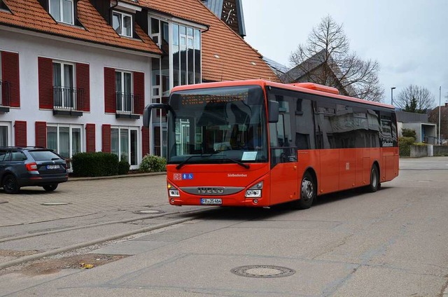 Der rote SBG-Bus in Waldkirch-Buchholz,  auf dem Weg nach Denzlingen  | Foto: Christian Ringwald