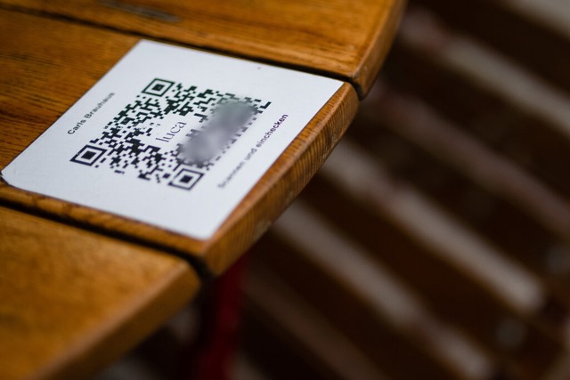 Ein QR-Code fr das einchecken in der ...enbereich eines Restaurants zu sehen.  | Foto: Christoph Schmidt (dpa)