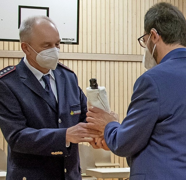 Feuerwehrkommandant Bernd Schneider (l...in Bhler erneut in sein Amt bestellt.  | Foto: Paul Eischet