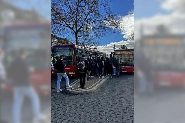 Überfüllte Busse im Schülerverkehr