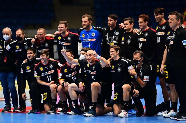Gruppenbild mit und ohne Masket: die deutsche Handball-Nationalmannschaft  | Foto: Marijan Murat (dpa)