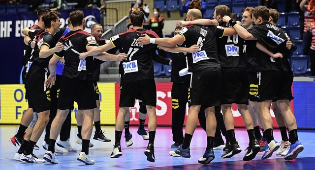 Die deutschen Handballer feiern nach d...s Golla nach dem denkwrdigen Turnier.  | Foto: Marijan Murat (dpa)