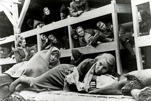 Frauen in der Kaserne des Konzentratio... nach der Befreiung am 27. Januar 1945  | Foto: imago/Reinhard Schultz