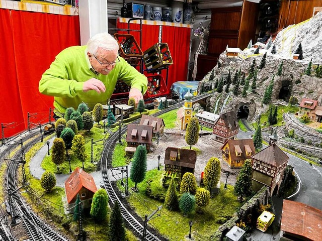 &#8222;Fahrdienstleiter&#8220; Hermann Ruber bei seiner elektrischen Eisenbahn  | Foto: Hans-Jrgen Hege