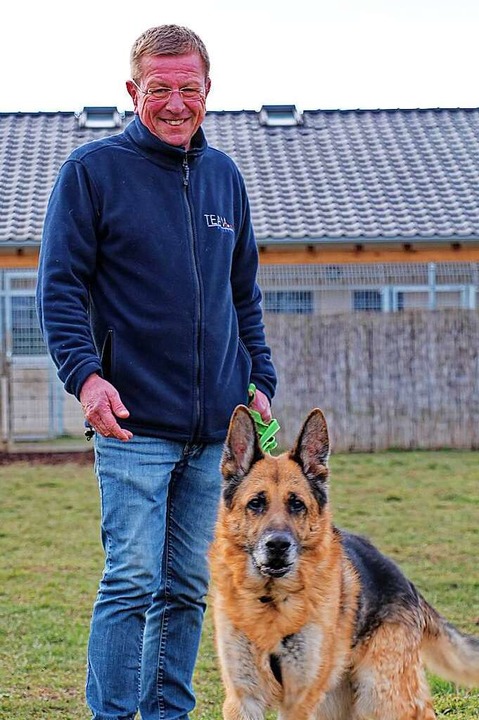 Hundetrainer Thomas Bierer mit Schäfer...so, der eine neue Hüfte bekommen muss.  | Foto: Ruth Seitz