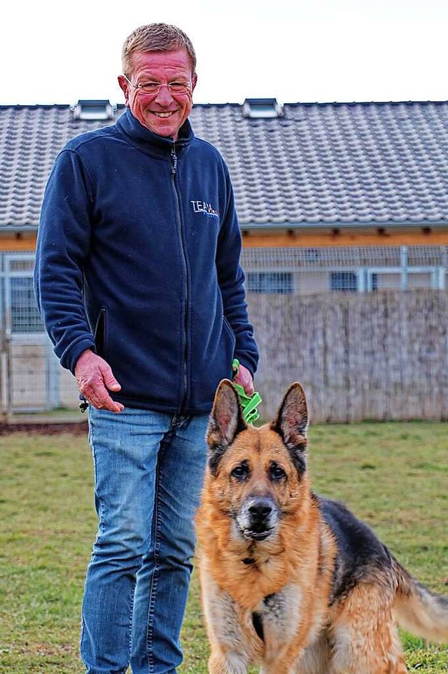 Hundetrainer Thomas Bierer mit Schfer...so, der eine neue Hfte bekommen muss.  | Foto: Ruth Seitz