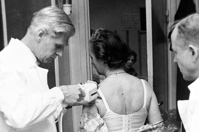 Pockenimpfung in den 60er Jahren  | Foto: United Archives International (imago)