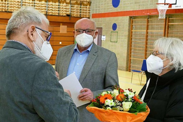 Oberbrgermeister-Stellvertreter Micha...nd Schsseles Frau einen Blumenstrau.  | Foto: Sylvia Sredniawa