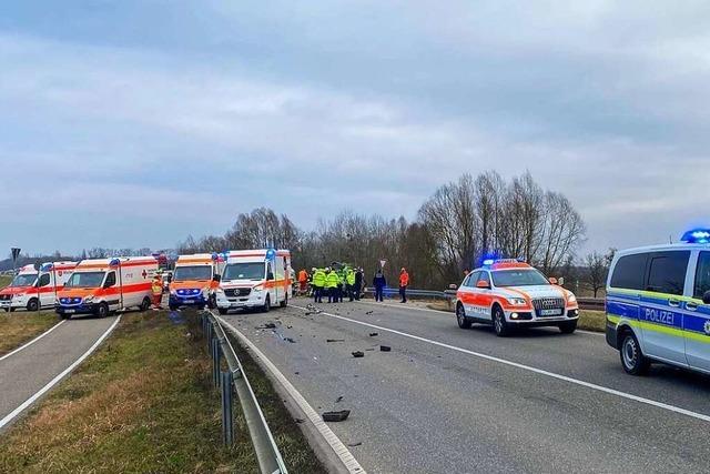 Vier Schwerverletzte bei Unfall auf der L98 zwischen Altenheim und der Grenze