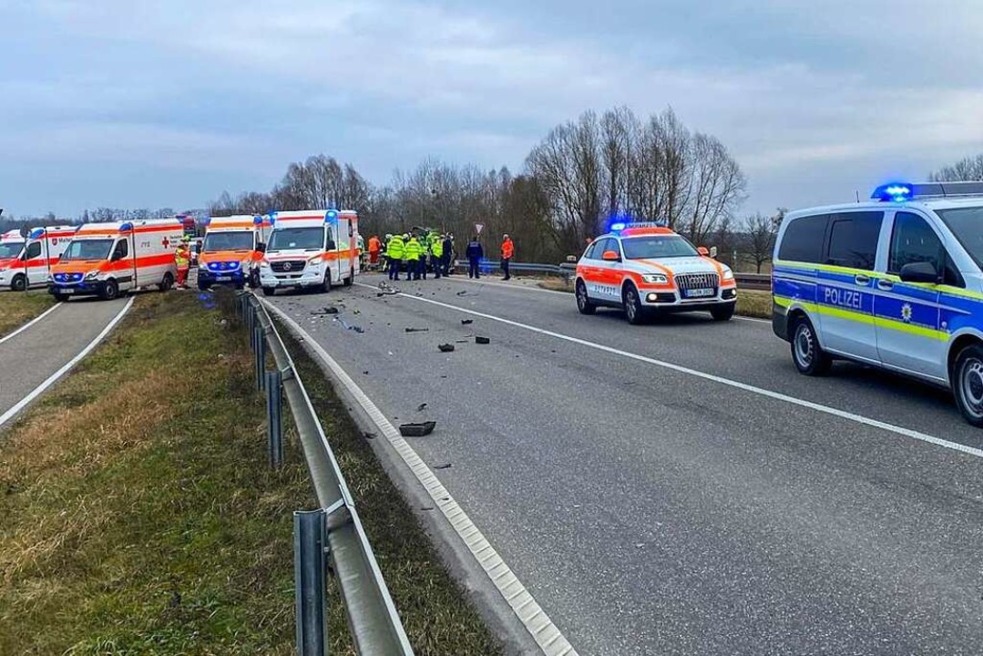 Ein Unfall auf der L98 erforderte einen Großeinsatz an Rettungskräften.  | Foto: Marco Dürr/Einsatz-Report 24