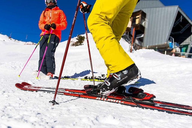 Einsteigen, losfahren: Das sollten Ski... knstlichen Gelenk nicht einfach tun.  | Foto: Benjamin Nolte (dpa)