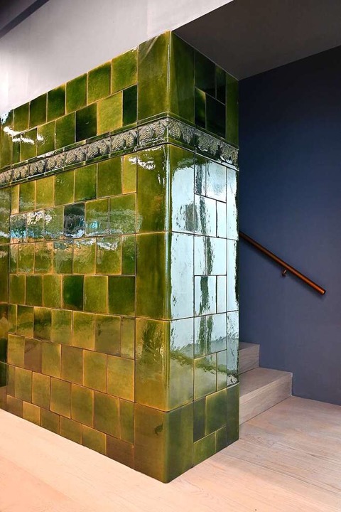 Eine Wand mit grünen Kachelofen-Kacheln  | Foto: Thomas Kunz