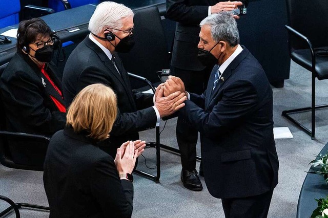 Mickey Levy (r), Parlamentsprsident v...ndesprsident Frank-Walter Steinmeier.  | Foto: Bernd von Jutrczenka (dpa)