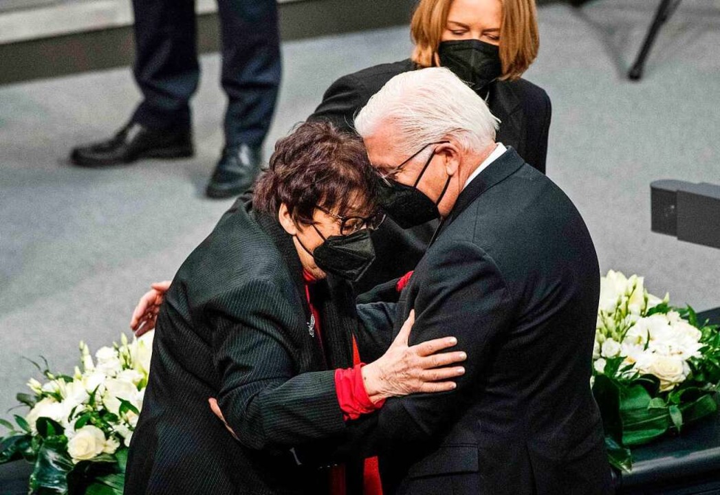 KZ-Überlebende Inge Auerbacher umarmt Mickey Levy, Israels Parlamentspräsident.  | Foto: STEFANIE LOOS (AFP)