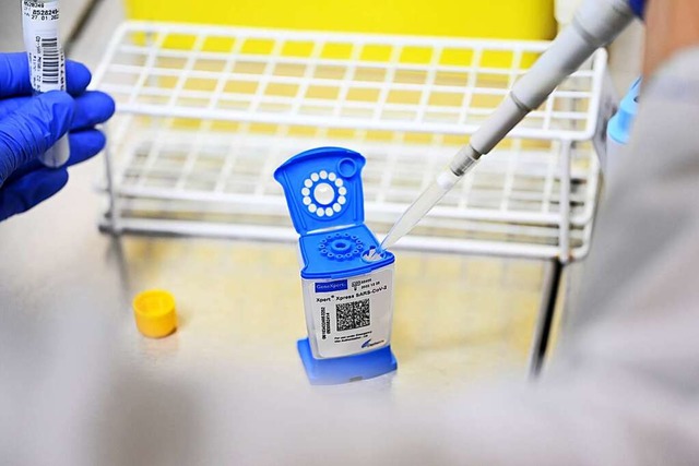 Eine Mitarbeiterin eines Testlabors  bereitet PCR Tests vor.  | Foto: Bernd Weibrod (dpa)