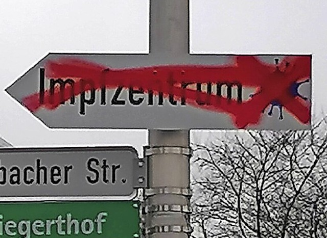 Beschmiert: Hinweisschild auf Kreisimpfzentrum in Oberkirch  | Foto: Ulrich Reich