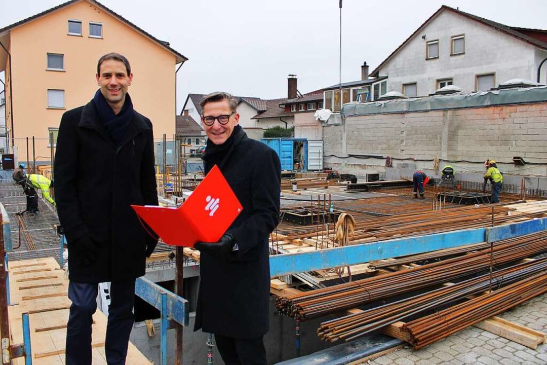 Christian Eschbach (links) und Rainer ...e an Baufirmen der Region zu vergeben.  | Foto: Rolf Reißmann