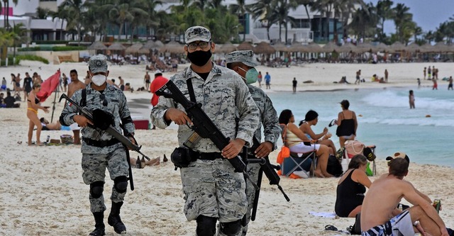 Schwer bewaffnete Nationalgardisten bewachen einen Strand in Cancun.   | Foto: ELIZABETH RUIZ