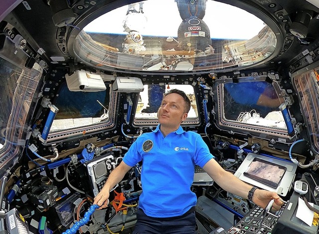 Von der Kuppel der ISS hat Matthias Maurer einen guten Blick auf die Erde.   | Foto: - (dpa)