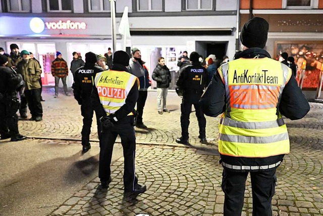 Kritiker der Coronapolitik gehen auf die Strae &#8211; hier in Ravensburg.  | Foto: Felix Kstle (dpa)