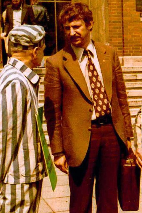 Klaus Lipps im Jahr 1977 mit einem ehe...em Verwaltungsgerichtshof in Mannheim.  | Foto: privat