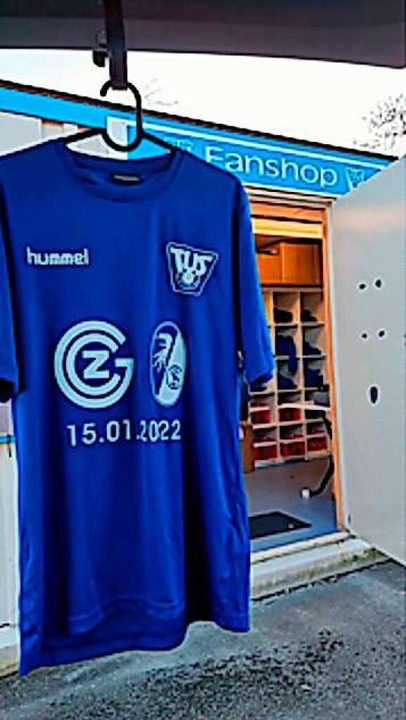 Die Fußballer gaben sogar ein T-Shirt ... SC Freiburg und GC Zürich in Auftrag.  | Foto: TuS Stetten