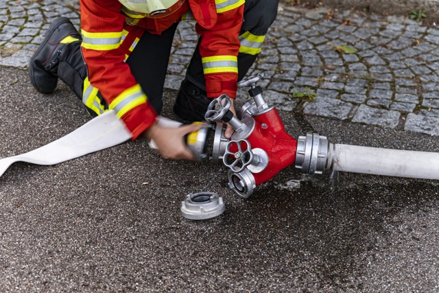 Auch die Btzinger Feuerweh war mit ihrer Drehleiter in Umkirch.  | Foto: Hubert Gemmert