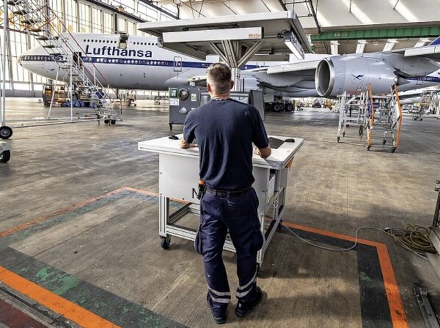 Ein Fluggerteelektroniker steht in de...puter, der Arbeitsanweisungen anzeigt.  | Foto: Frank Rumpenhorst