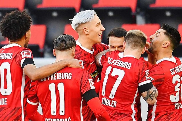 Nico Schlotterbeck (Mitte) jubelt mit ...Freiburg beim Spiel gegen Stuttgart.    | Foto: Achim Keller